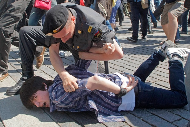 Hãy xem thanh niên đồng tính ở Nga bị đối xử như thế nào! Image