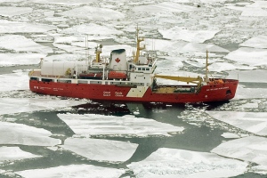The Coast Guard icebreaker Sir William Alexander sits idle off the coast of Cape Breton, N.S. on Saturday, March 29, 2008. (Andrew Vaughan / THE CANADIAN PRESS)