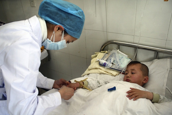 A child stricken with the intestinal virus, identified as enterovirus 71 or EV-71, rests at a hospital in Fuyang, central China's Anhui province, Sunday, May 4, 2008. (AP Photo)