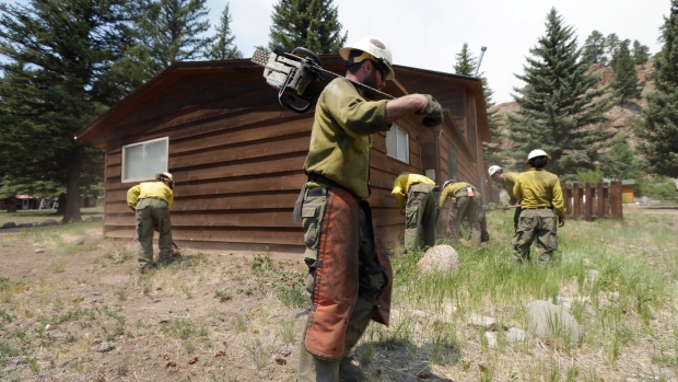 Colorado tourist town spared as wildfire slows
