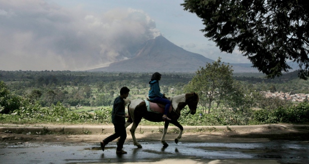 Download this Rides Horse Mount Sinabung Spews Volcanic Materials Gundaling picture