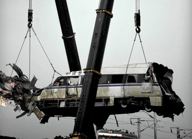 Train derails in China