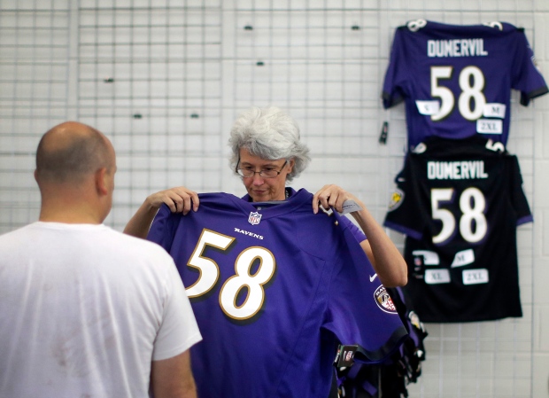 Fans show up to trade in Ray Rice jersey