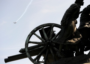 An aircraft flies past during the 100th anniversary of the First World War at the National War Monument in Ottawa on August 4, 2014. (Sgt Dan Shouinard / Combat Camera)
