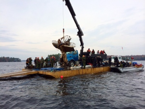 A Second World War plane is recovered from Lake Muskoka on Tuesday, Oct.28, 2014. (Mike Oliviera / THE CANADIAN PRESS)