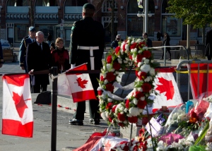 Governor General David Johnston and his wife Sharon pay their respects at the National War Memorial shortly after the honour guard take their posts, in Ottawa, Thursday, Oct. 30, 2014. (Adrian Wyld / THE CANADIAN PRESS)