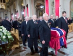 Pallbearers and former teammates (left tor right) Dickie Moore, Jean-Guy Talbot, Phil Goyette, Yvan Cournoyer, Guy Lafleur and Serge Savard carry the casket of former Montreal Canadiens captain Jean Beliveau into his funeral service at Mary Queen of the World Cathedral in Montreal, Wednesday, Dec.10, 2014. (Paul Chiasson / THE CANADIAN PRESS)