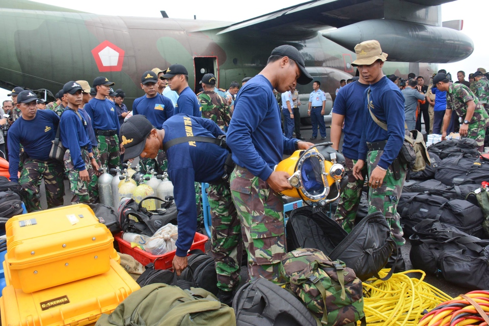 Lost AirAsia flight: 7 bodies found in Indonesia, but bad weather.