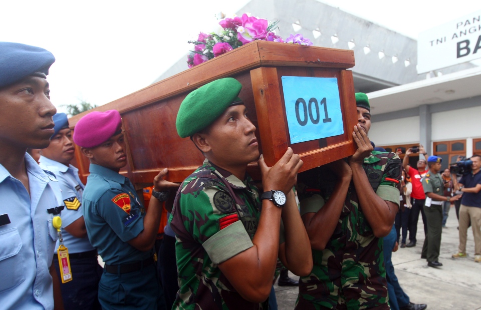 Lost AirAsia flight: 7 bodies found in Indonesia, but bad weather.