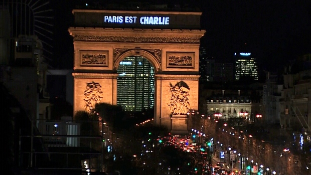 LIVE2: 'Paris est Charlie' on Arc de Triomphe