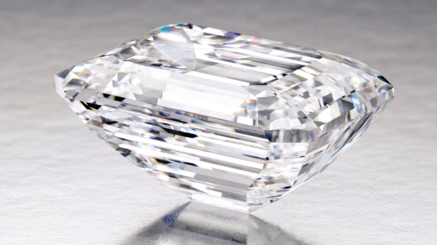 100 carat diamond heads to auction