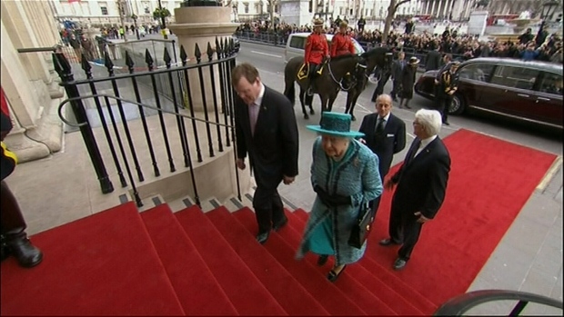 Extended: Queen arrives at Canada House