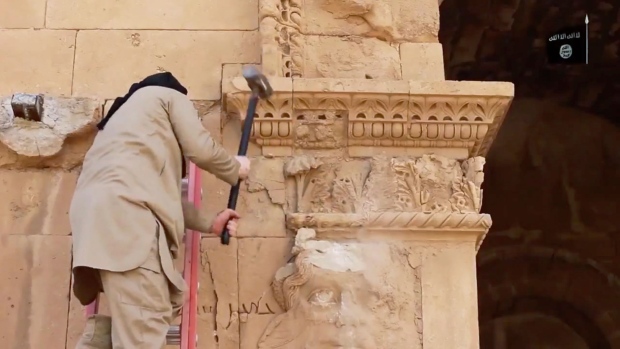 Militants destroy Iraq's Hatra archaeological site