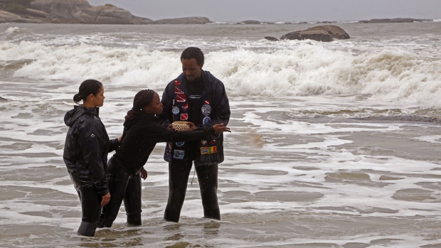 Divers honour slaves killed in Cape Town shipwreck
