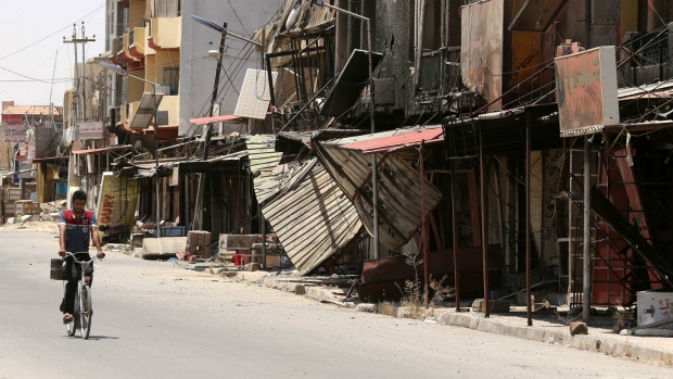 Civilians returning to Tikrit