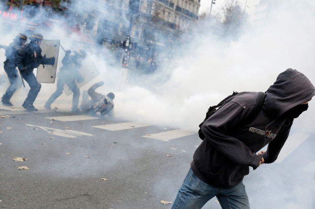 Police fight with activists in Paris