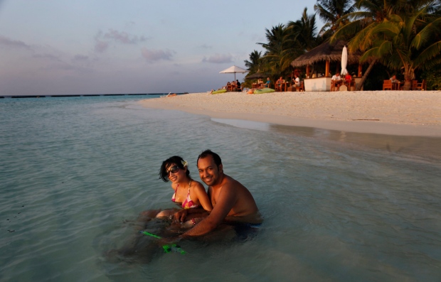 Couple in Maldives (AP/ Gemunu Amarasinghe)
