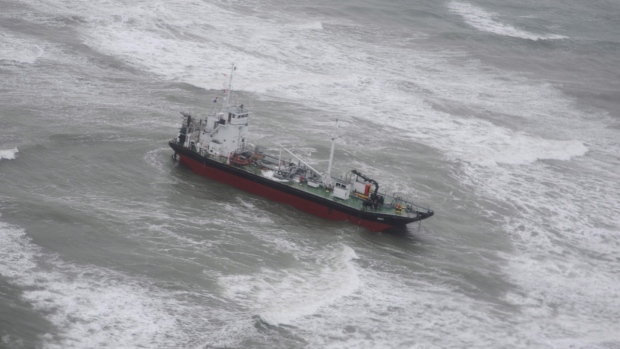 Coast guard 'very optimistic' second tow attempt will free grounded tanker