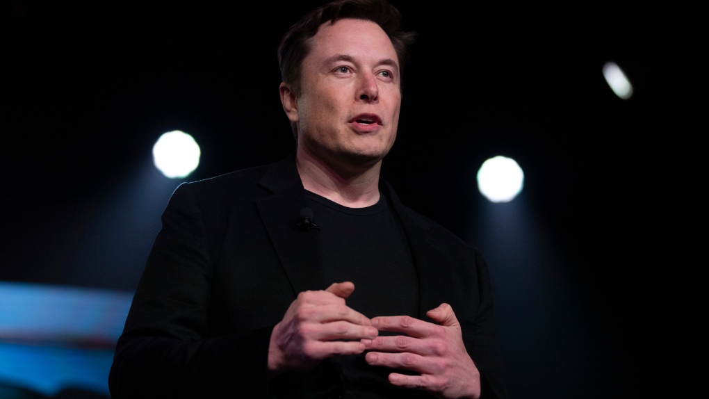 Elon Musk bertanya kepada Twitter apakah dia harus menjual beberapa saham Tesla