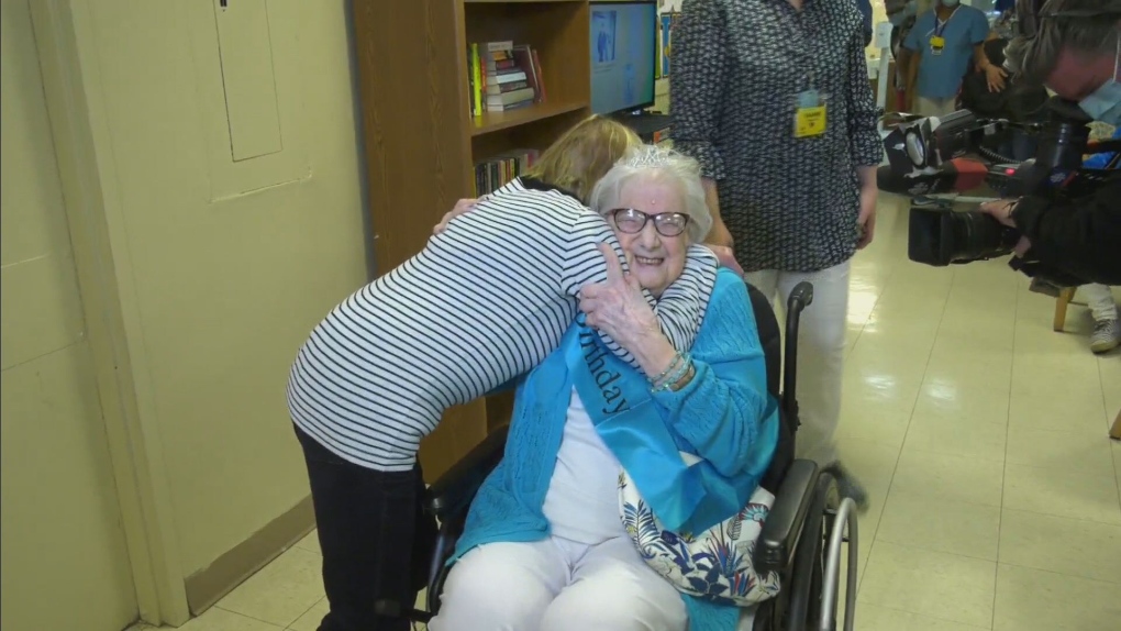 Ibu dan anak bersatu kembali setelah 80 tahun di Toronto