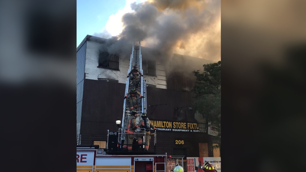 Los bomberos de Hamilton están luchando para apagar un incendio en un edificio comercial