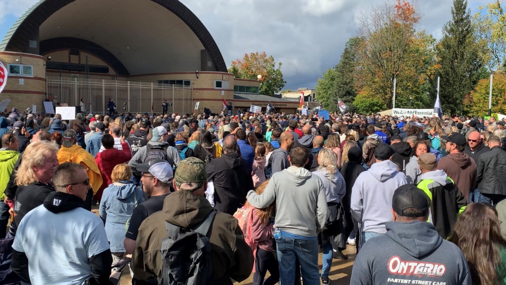 Anti-vaccine mandate rally draws hundreds in London, Ont.