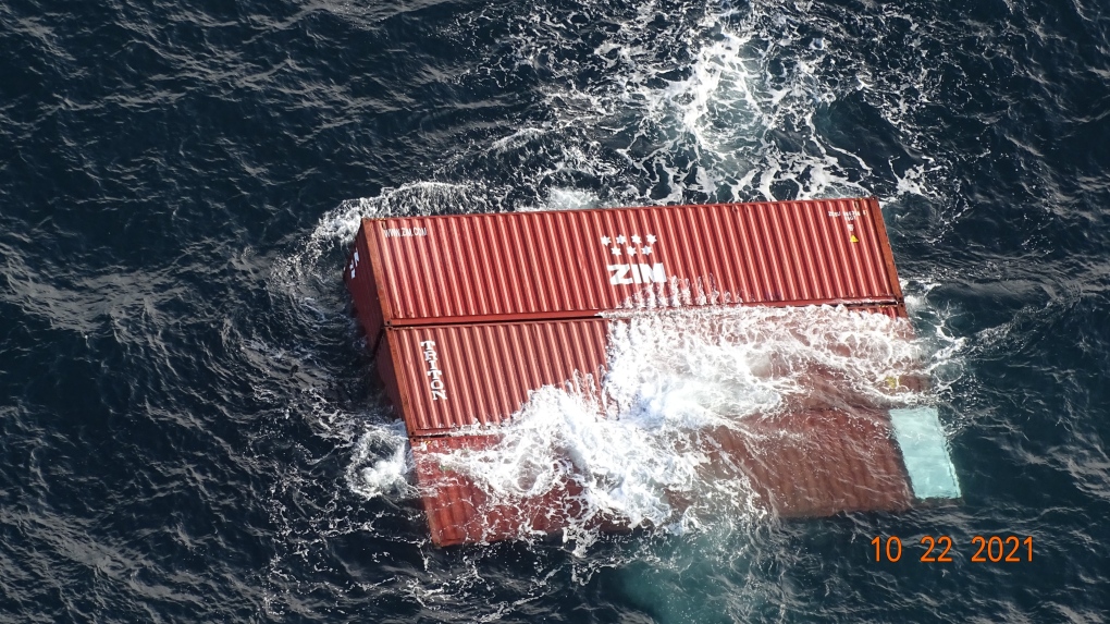 105 peti kemas yang jatuh dari kapal kargo diyakini telah tenggelam: penjaga pantai