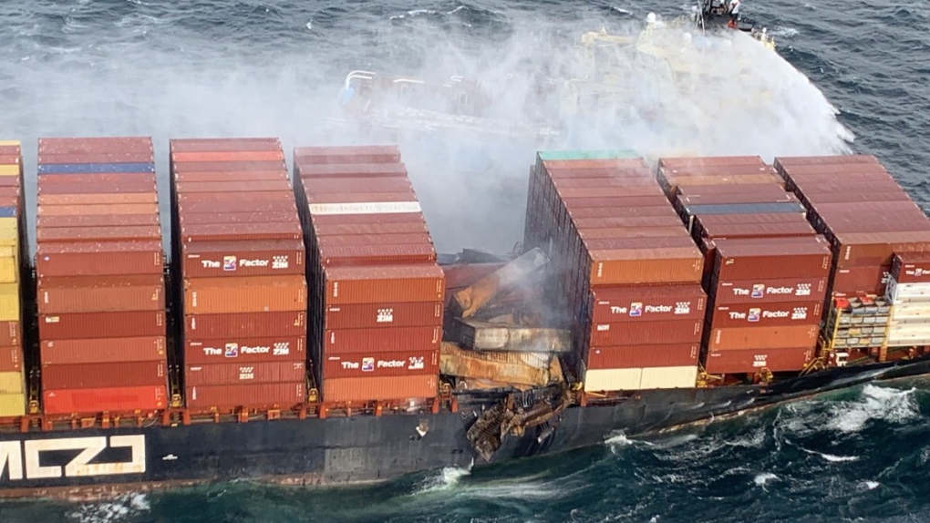 Kapal kargo yang terbakar dan kehilangan kontainer di lepas Pulau Vancouver untuk berlabuh di Nanaimo, BC