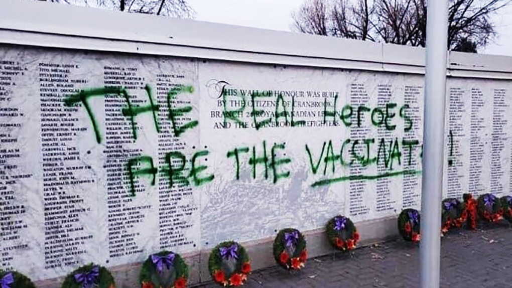Peringatan Hari Peringatan di Cranbrook dirusak dengan grafiti pro-vaksin