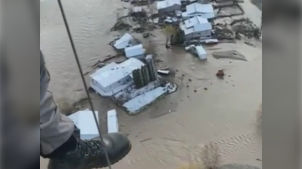 Banjir SM: Keluarga diselamatkan dari atap, jembatan runtuh, rumor penjarahan di Merritt