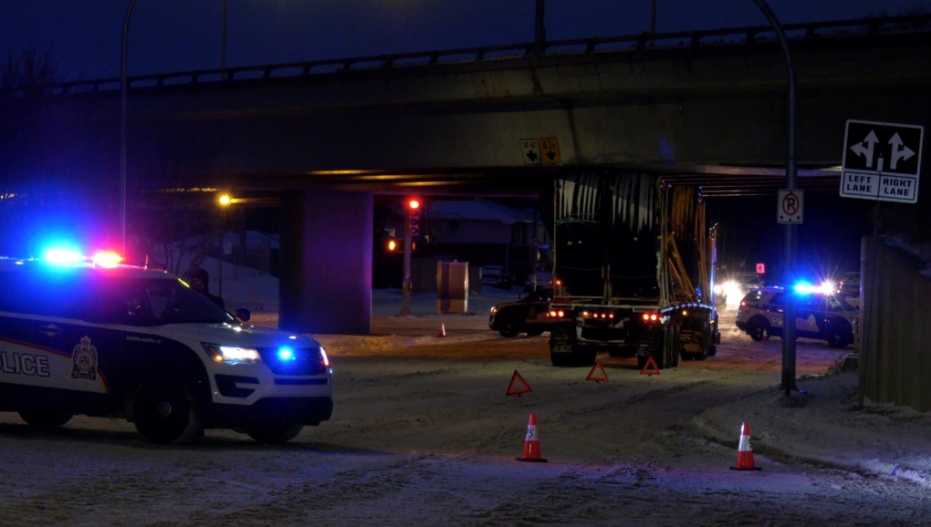 Tabrakan antara semi dan jalan layang tidak menyebabkan cedera di Saskatoon: polisi
