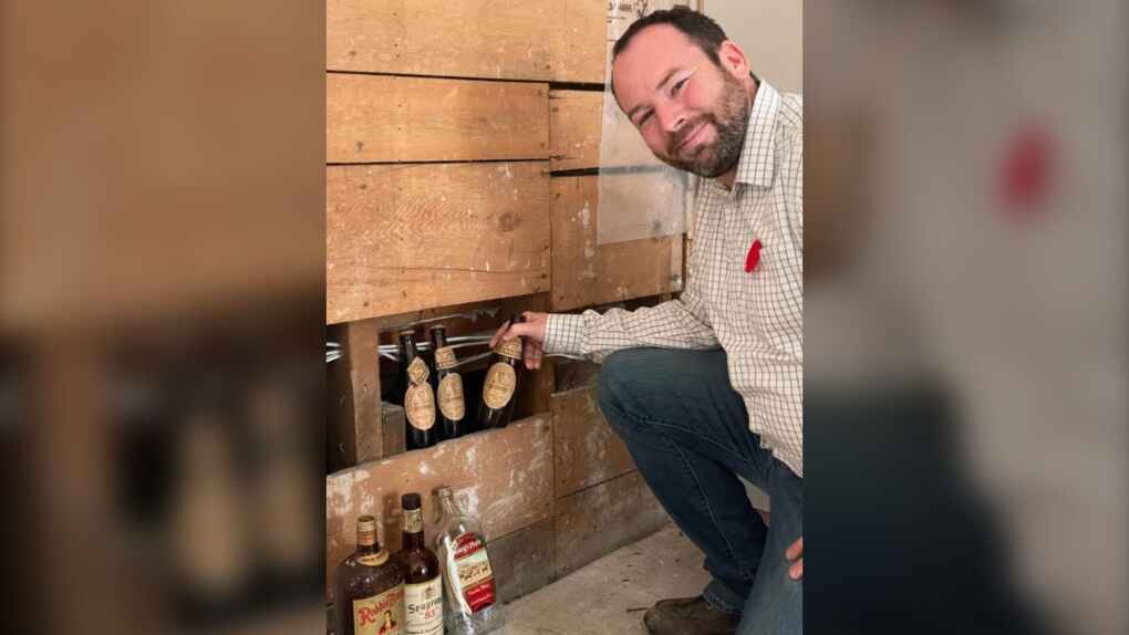 Pria Ontario Utara yang sedang merenovasi bisnis menemukan botol Guinness berusia puluhan tahun di balik dinding