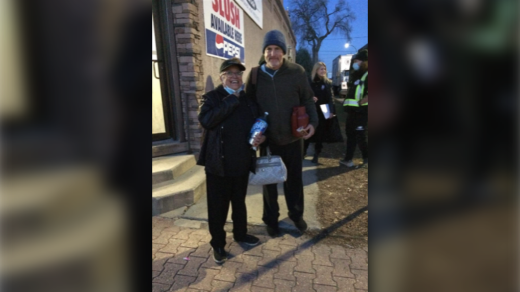 ‘Woody in the hood’: Wanita Winnipeg membagikan kisahnya bertemu Woody Harrelson