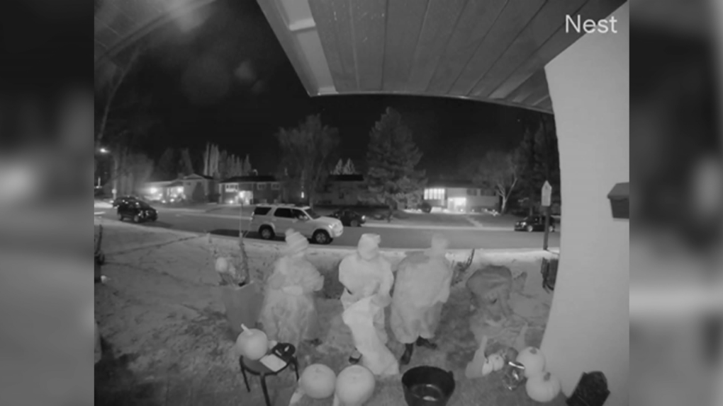 Kamera bel pintu menangkap trik-atau-treater Calgary memberi kembali