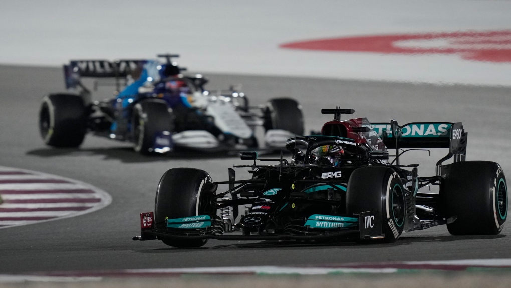 Hamilton menang di Qatar, memangkas keunggulan poin Verstappen