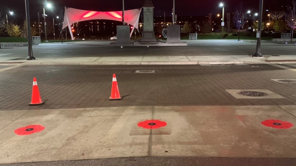 City of Barrie memasang poppy crosswalk untuk menghormati para veteran Kanada