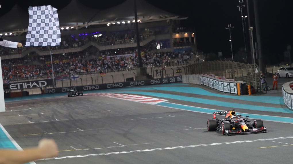 Verstappen memenangkan gelar F1 pertama dengan umpan putaran terakhir dari Hamilton