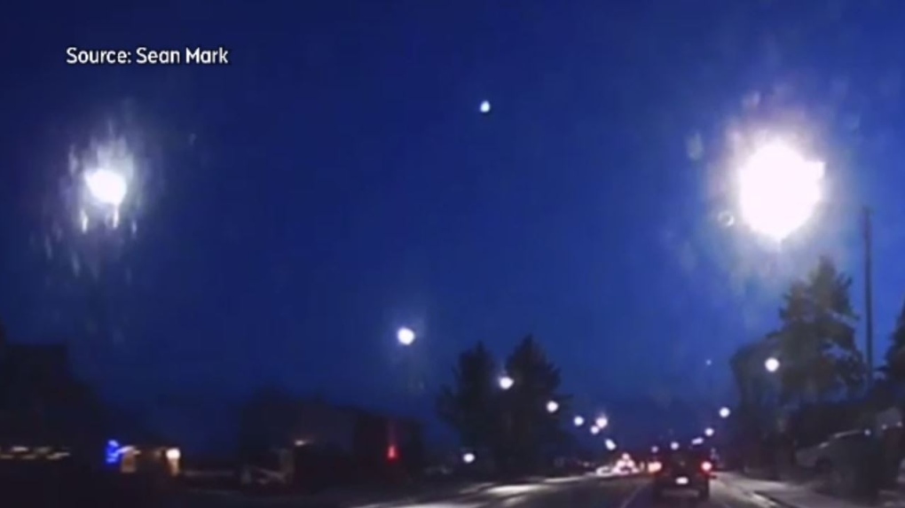 Meteor melesat di atas langit Pulau Vancouver