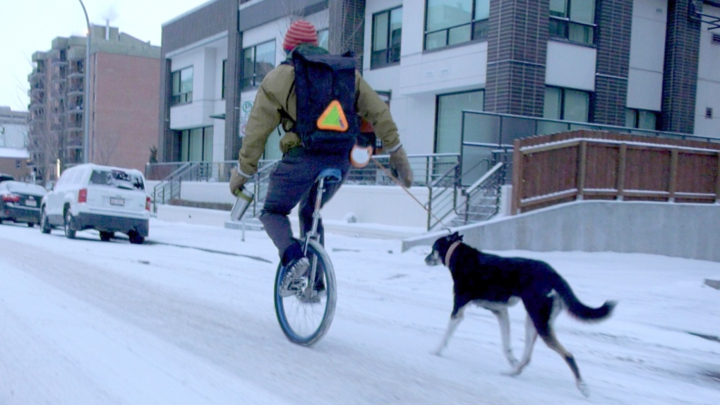 Unicyclist mengatakan mode perjalanan yang unik hampir sama stabilnya dengan sepeda di salju