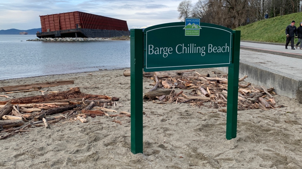 Tanda ‘Barge Chilling Beach’ dipasang saat kapal tetap beristirahat di garis pantai Vancouver