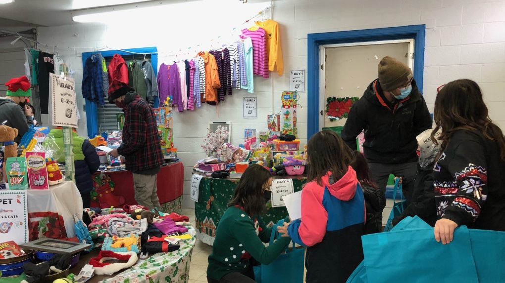 Toko Natal YXE membantu keluarga kurang beruntung di Saskatoon bergembira dengan barang-barang hadiah