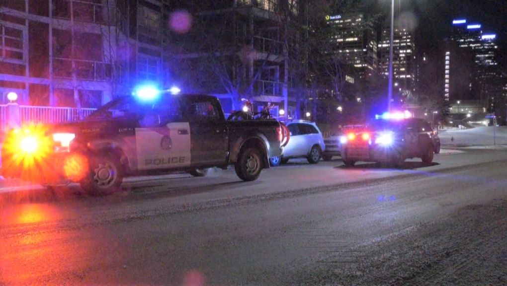 Polisi Calgary menyelidiki penembakan di pusat kota yang melukai wanita itu