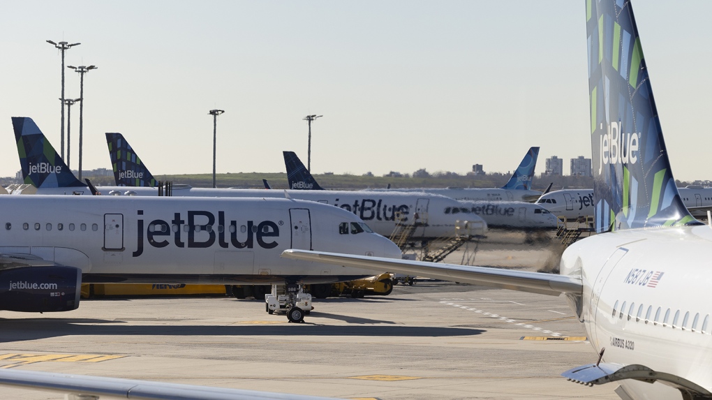 JetBlue membatalkan 1.280 penerbangan karena kasus Omicron melonjak