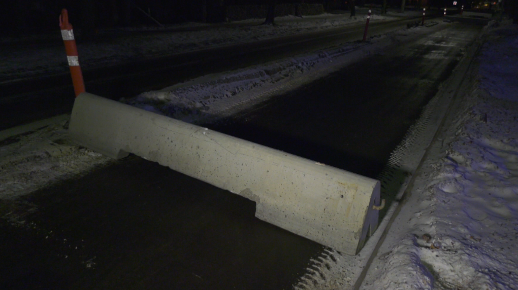Hambatan beton di jalur sepeda di Garneau, Edmonton menyebabkan kebingungan