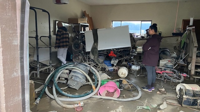 Los voluntarios ayudan a reconstruir la familia de Sumas Prairie después de inundaciones catastróficas y saqueos