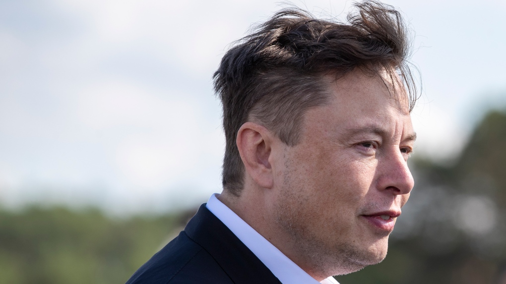 Musk dari Tesla mengatakan dia menjual ‘stok yang cukup’;  mengecam California karena ‘berlebihan’