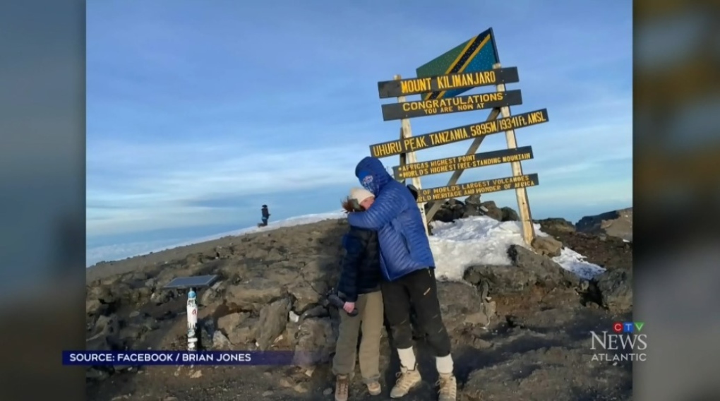Un duo père et fille conquiert le mont Kilimandjaro pour une bonne cause