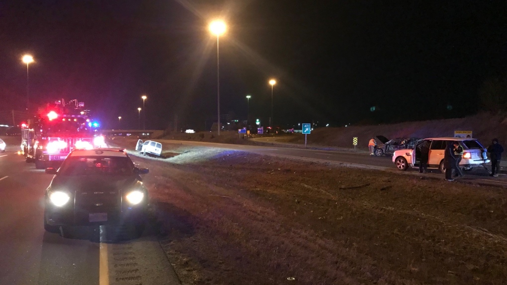 Quatre personnes transportées à l’hôpital après un accident de 3 véhicules sur l’autoroute 403 à Brantford