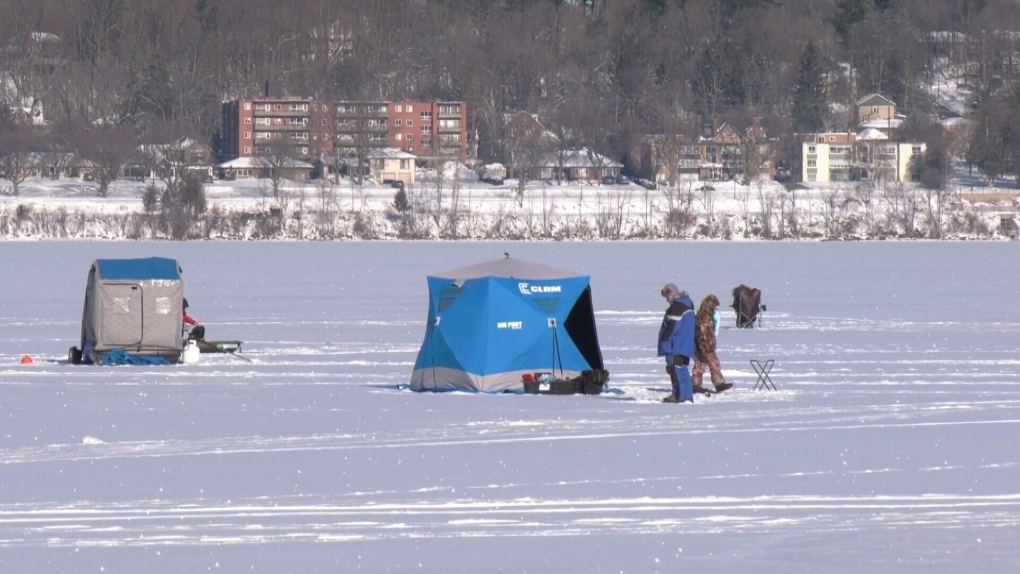 Des huttes de glace se dirigent vers le lac Simcoe alors que la Police provinciale de l’Ontario met en garde les pêcheurs et les traîneaux