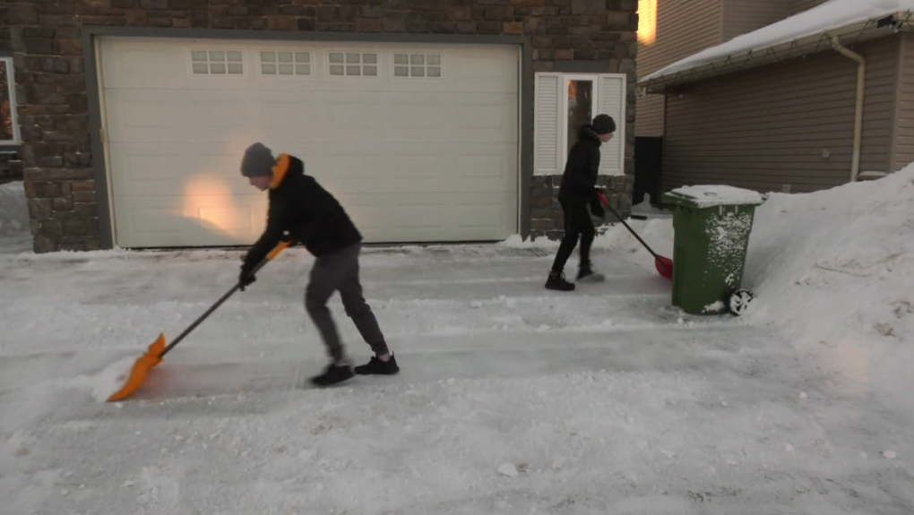 Perusahaan pemindahan salju menemukan remaja yang kekurangan uang bekerja menyekop tetangga